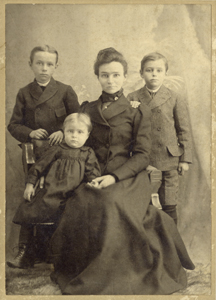 my great-grandmother Ida Kelly with 3 of her kids